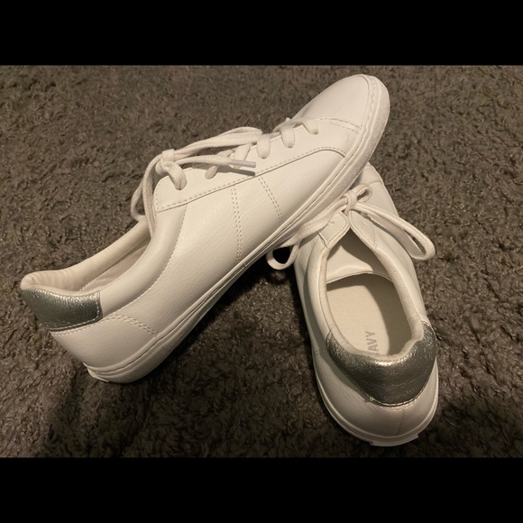 Old navy faux leather sneaker - Picture 2 of 2